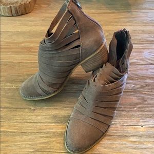 Carlos Santana strappy suede booties Sz 7.5